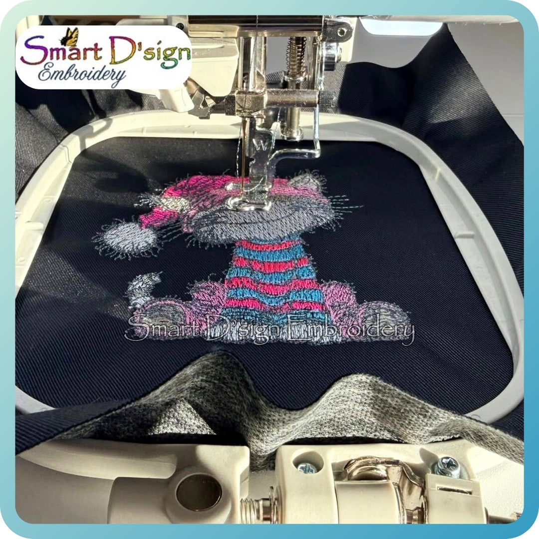 Glückliche Katze im Pyjama