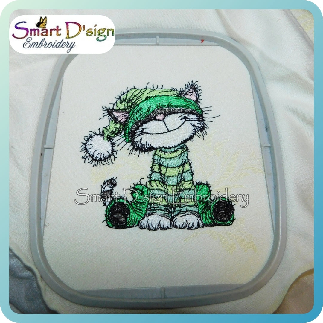 Glückliche Katze im Pyjama