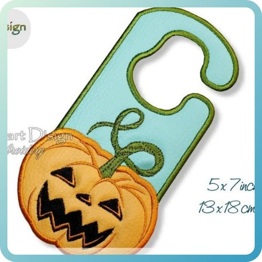 ITH HALLOWEEN DOOR HANGER PUMPKIN